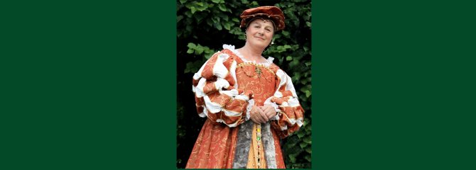 Renata, Rosen und die Renaissance - Schlossführung im historischen Kostüm